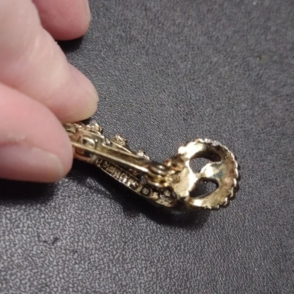 Gerry's vintage gold tone scroll brooch